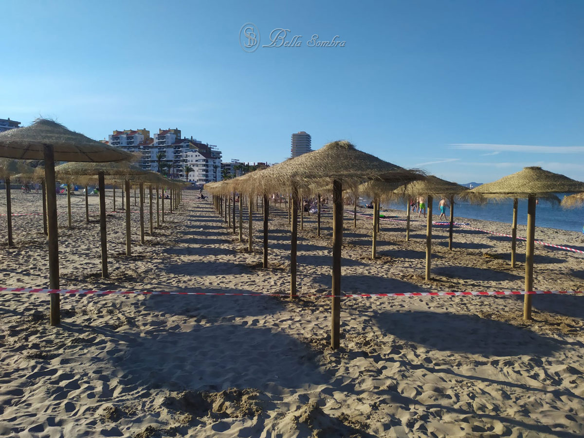 Fabricación e instalación de sombrillas en playa de Alicante