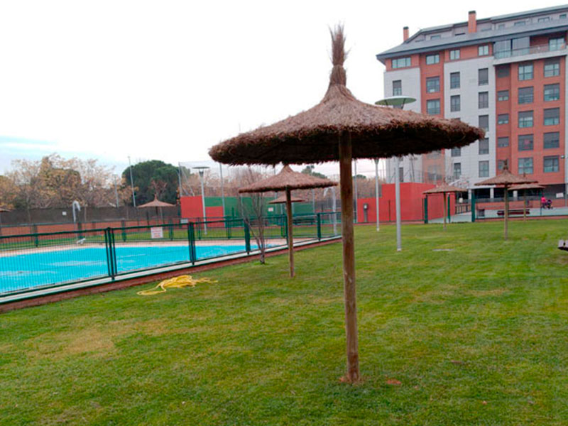 Instalación de Sombrillas de Brezo en jardín con piscina