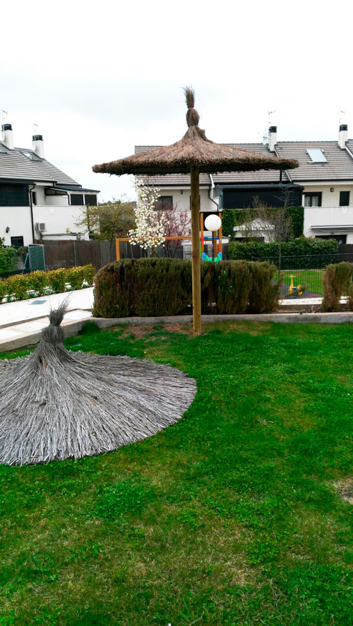 Reparación de sombrilla de brezo en Campo Real, Madrid. Sombrilla dañada a consecuencia de fuerte temporal, reparación inmediata de la sombrilla. Trabajo: Reparación de sombrilla de brezo Localización: Campo Real