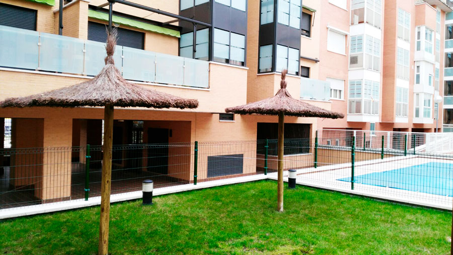 Instalación sombrillas de brezo comunidad de propietarios