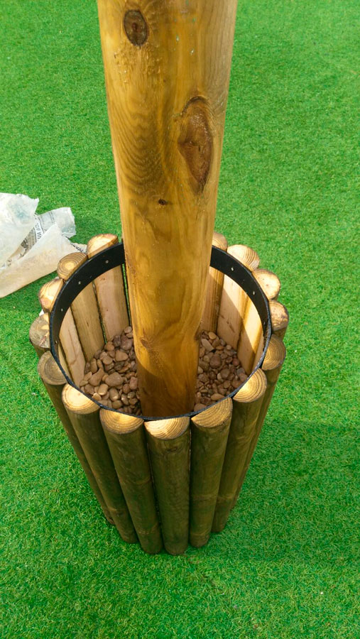 Instalación de sombrillas de brezo sobre bases de madera