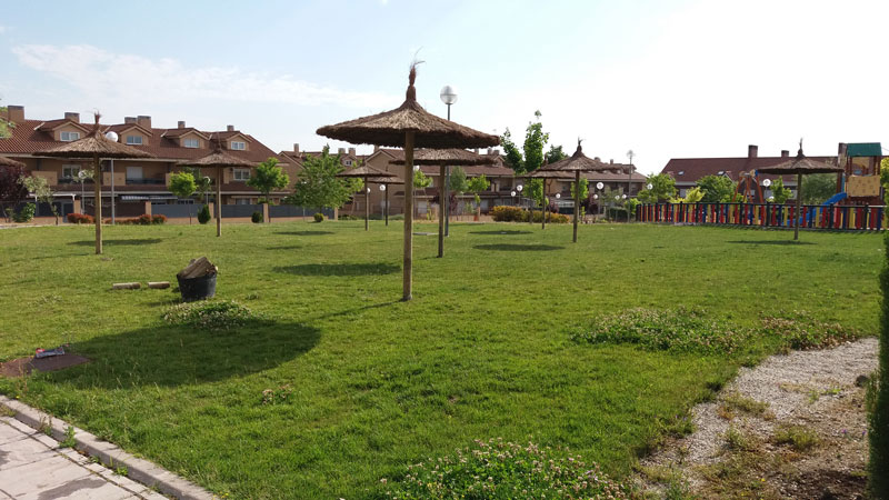 Conjunto de Sombrillas de Brezo en Urbanización de Madrid