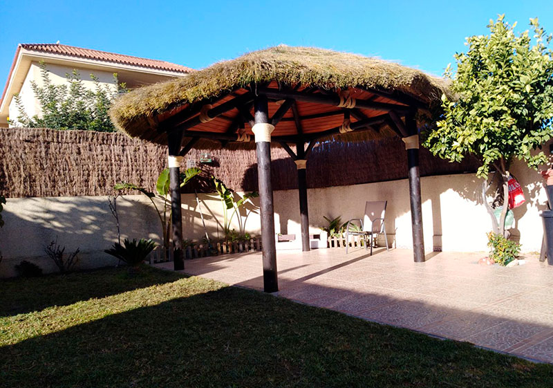 Pérgola de Madera y Caña Marina para Jardín