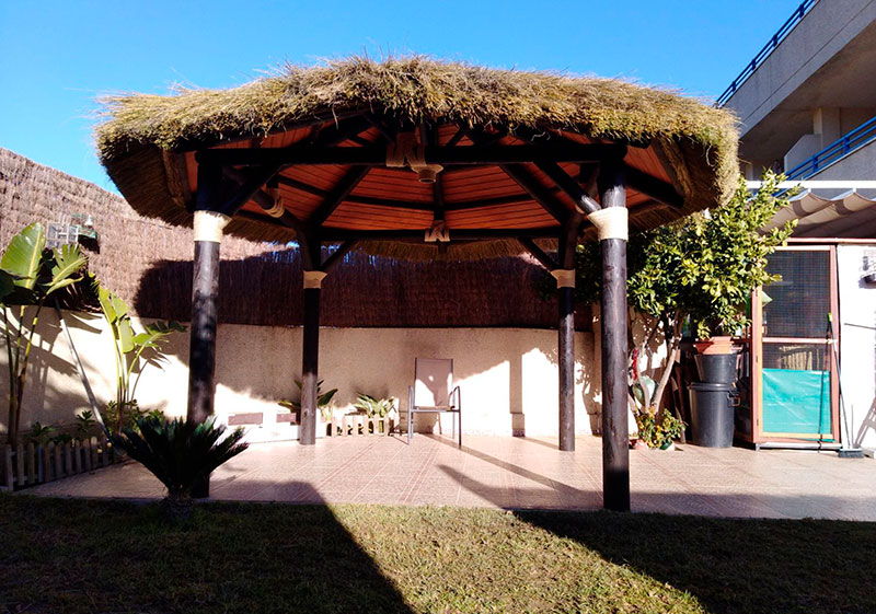 Pérgola de Madera y Caña Marina para Jardín