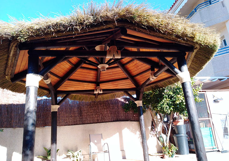 Pérgola de Madera y Caña Marina para Jardín