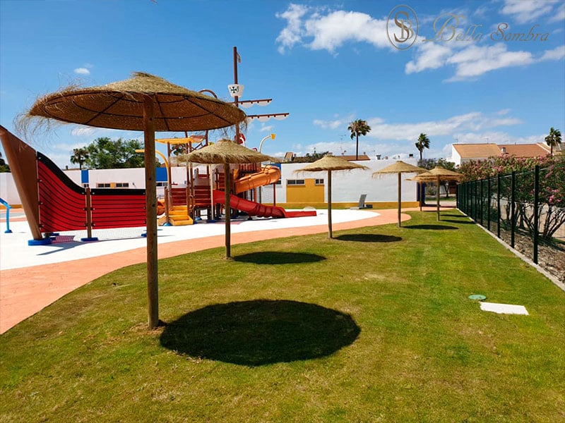Sombrillas de esparto trenzado para piscina municipal de Palos de la Frontera