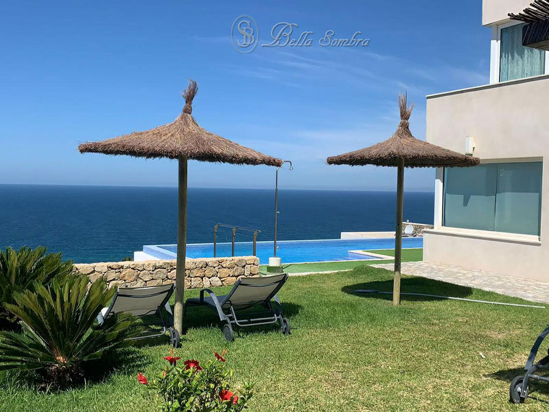 Instalación sombrilla brezo en Málaga