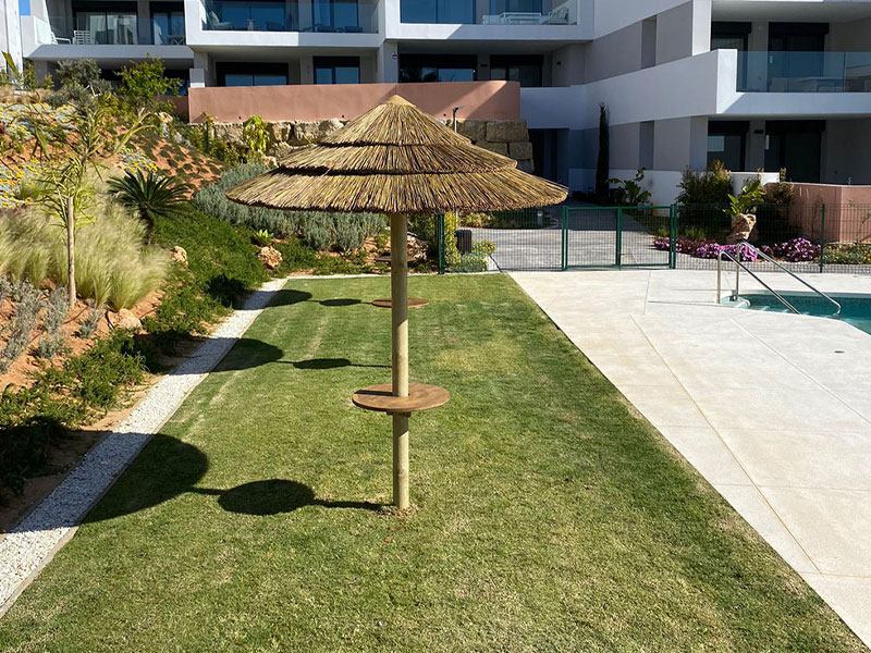 Sombrilla de Junco Africano con mesita auxiliar de madera