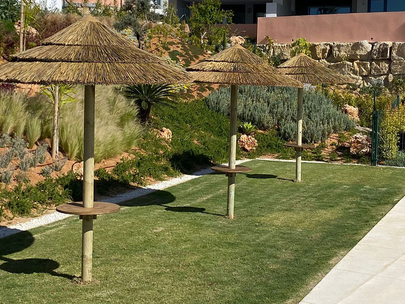 Sombrilla de Junco Africano con mesita auxiliar de madera