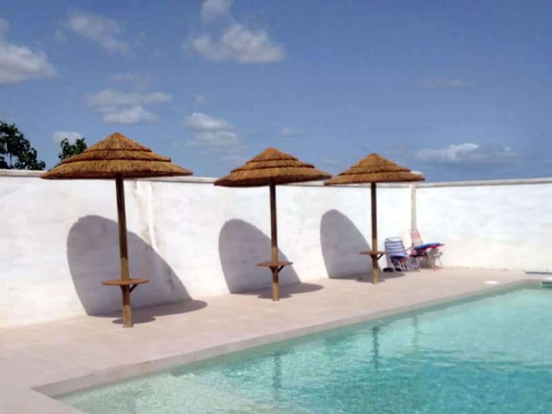 Sombrillas de junco africano sobre baldosas