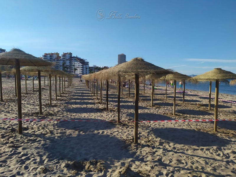 sombrillas de esparto en playa de Alicante
